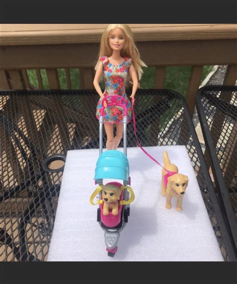 Barbie Strollin Pups Playset