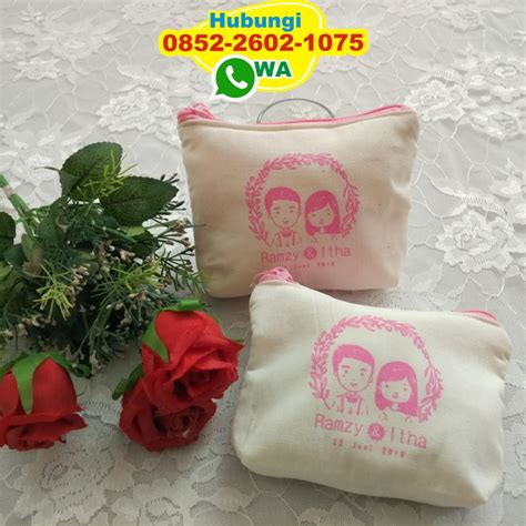 Kain blacu adalah kain dasar dari kain mori, yaitu kain tenun berwarna putih yang terbuat dari kapas dan. Dompet Kosmetik Blacu Tika Dan Wido | Souvenir Pernikahan