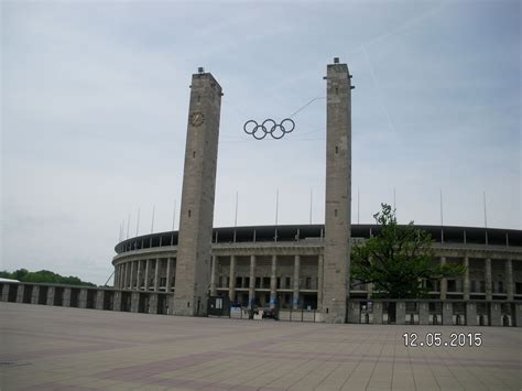Heute ist das olympiastadion reparaturbedürftig und nicht mehr zu besichtigen. Vor dem Berliner Olympiastadion | Berlin urlaub, Olympia ...