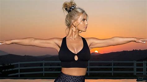 Watch Access Hollywood Interview Jessica Simpson Flaunts Toned Abs While Showing Off Yoga