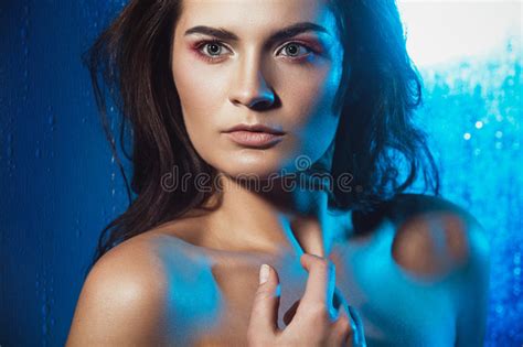 Retrato De La Belleza Del Modelo Femenino Hermoso En Un Fondo Azul Foto