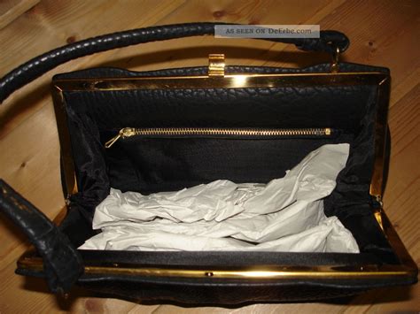 Schwarz, weiß, beigenuancen oder marine sind unkomplizierte töne für bekleidungsbasics, die sich auch mit einer auffälligen farbkombination tragen lassen. 70er J. Damenhandtasche Abendhandtasche Handtasche Vintage ...