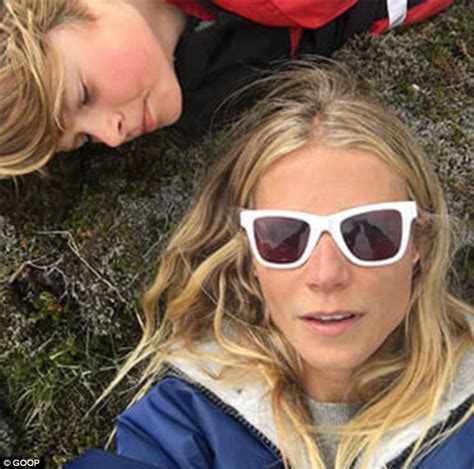Gwyneth Paltrow Commemorates Her 44th Birthday With Make Up Free Selfie Daily Mail Online