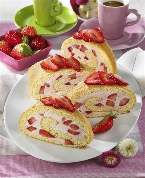 Probieren sie dieses und weitere rezepte von eat smarter! Erdbeer-Biskuit-Rolle Rezept | LECKER | Kuchen und torten ...
