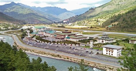 En un trino peñalosa advirtió que mientras aquí unos cuantos protestan, los chinos trabajan y progresan. Stock Pictures: Picturesque Paro airport in Bhutan
