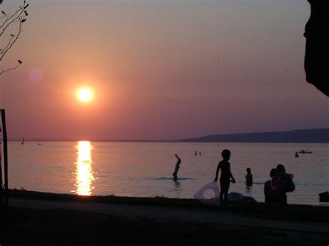 Der touristenort hat den längsten strand am plattensee mit seinen ca. Balatonfenyves - Familien-Urlaub am Balaton Südufer