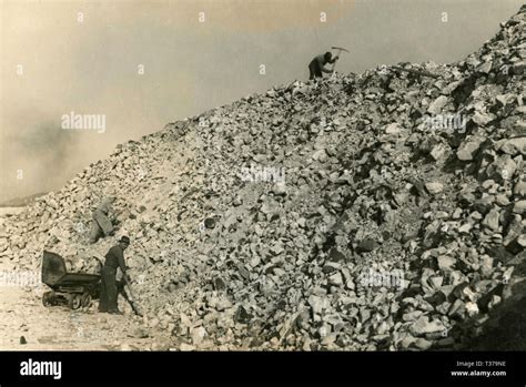 Stone Quarry Workers Italy 1950s Stock Photo Alamy
