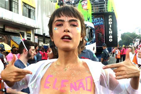 F Celebridades Carnaval Maria Casadevall Deixa Seios Mostra E Escrito Elen O Em Bloco