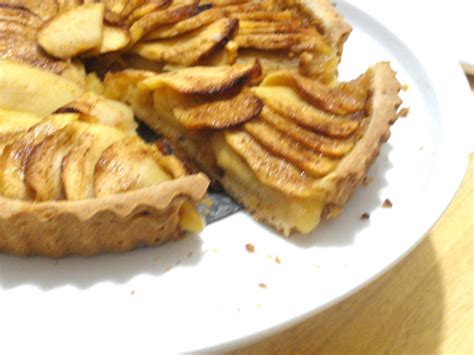 Elle est super bonne mais je vous conseille vivement de cuire la brioche je jour même de la dégustation !! Tarte aux pommes à la compote de pomme, cassonade et ...