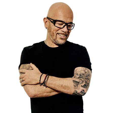 He gained attention with his second album plus que tout au monde in 1992. Nostalgie Belgique | Découvrez la biographie de Pascal Obispo