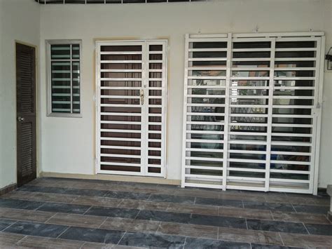 Pintu rumah minimalis terbaru ini terbuat dari bahan baku kayu jati perhutani. Hello #CokletHitam: Grill Rumah Idaman