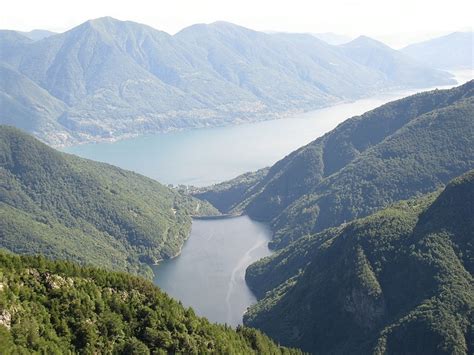 Erst seit samstag dürfen in italien die seilbahnen wieder nach monaten der schließung wegen der. Tiefblick aus der Gondel zu Lago di Vogorno und Maggiore ...