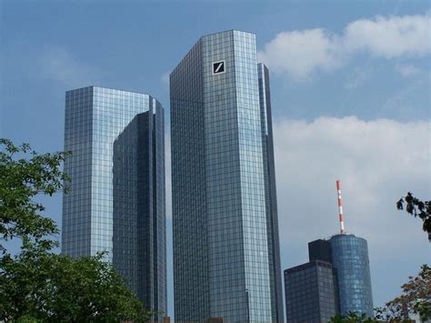 Deutsche bank is one of the leading banks in the world with a market capitalization of $18 billion. DEUTSCHE BANK EMETTE UN COMUNICATO PER DIRE DI ESSERE ...