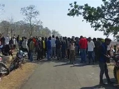 छपारा नगर परिषद में कूड़ा डंपिंग से ग्रामवासी परेशान ग्रामीणों ने रोके कचरा वाहन सड़क पर लगा