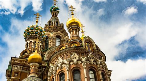 «спас» — первый общественный федеральный православный телеканал.начало вещания в россии — 28 июля 2005 года. Храм Спаса на Крови, голубое небо, Санкт-Петербург ...