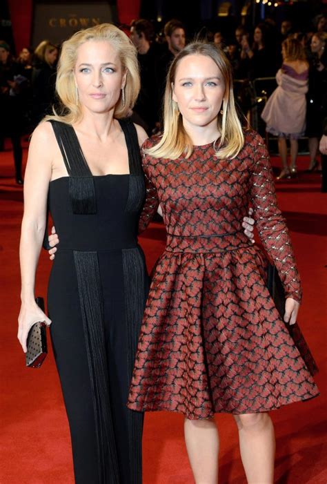 Since then, gillian has become known for her roles on the gillian has three children, daughter piper and sons oscar and felix. Gillian Anderson sends the internet crazy after stepping out with lookalike daughter