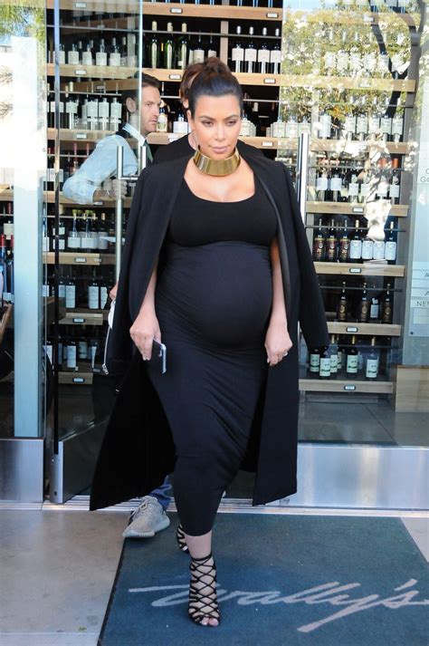 Photo Kim Kardashian enceinte quitte la boutique Wally s à Beverly