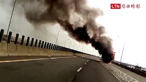 1:23 tvbs news 1 721 просмотр. 西濱苑裡段火燒車 「後輪發爐」濃煙衝天 - YouTube