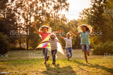 Groep Gelukkige Kinderen Uitgevoerd In Openbaar Park Stockfoto En Meer