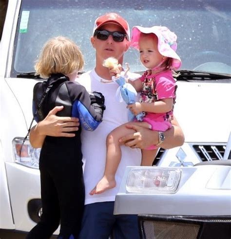 Os apresentadores angélica e luciano huck aproveitaram as férias de final de ano para ficarem perto da natureza. Luciano Huck passeia de barco e buggy com os filhos em ...
