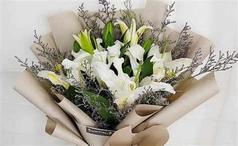 This type of wedding bouquet is a combination of multiple flowers that are bundled to make them look like a single, huge flower. 7 Flowers That are Commonly Used in Bouquets | FlowerAura