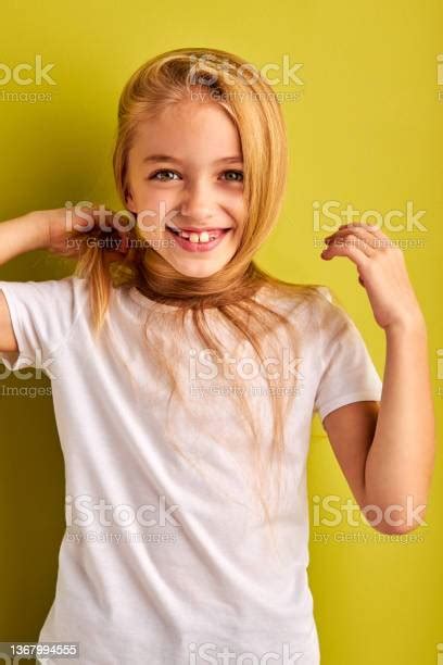 녹색 배경에 고립 된 긴 금발 머리를 가진 긍정적 인 어린이 소녀의 초상화 6 7 살에 대한 스톡 사진 및 기타 이미지 6