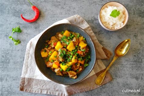 Kip kerrie met erwtjes mango en rijst