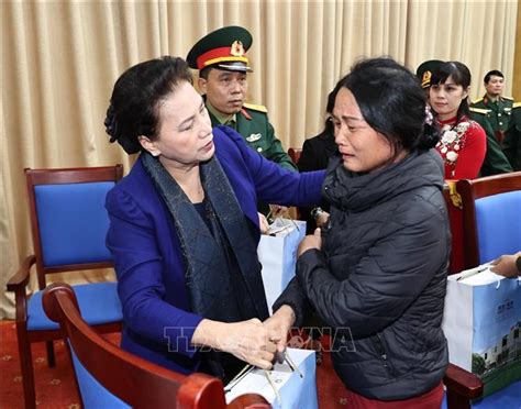 Chủ tịch quốc hội cho biết, những năm qua, các cấp ủy. Chủ tịch Quốc hội Nguyễn Thị Kim Ngân thăm, tặng quà các ...