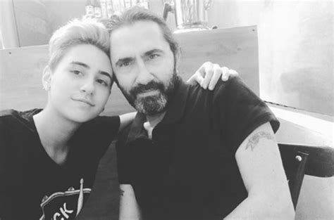 Peker acıkalın's current age 58 years old (as of 2020). Niran Ünsal ile Peker Açıkalın'ın kızları büyüdü - Magazin ...