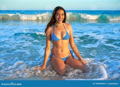 Seduta Felice Della Ragazza Latina Del Bikini Nei Caraibi Immagine