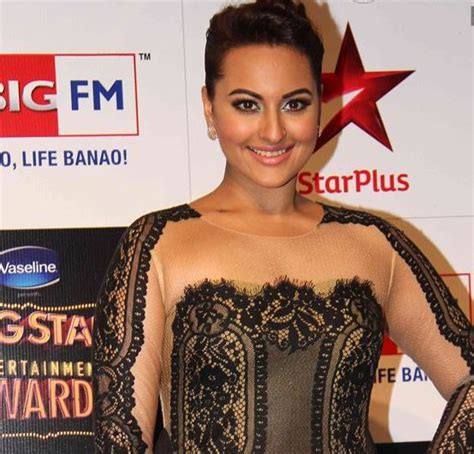 Sonakshi Sinha In Black Lace Gown For Big Star Entertainment Awards 2014 Chinki Pinki