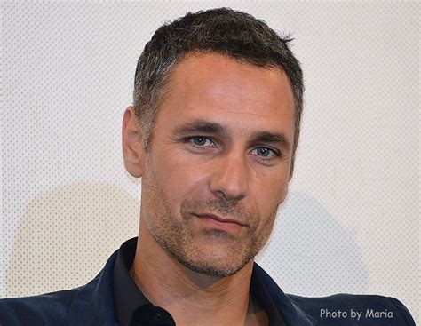 Born and raised in rome, raoul bova finished his compulsory education, completed military service as a sharpshooter, and started a university education before chucking it for a chance at an acting career. Raul Bova - Taormina FilmFest