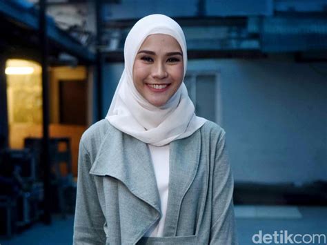 Menikah dengan hanung bramantyo, zaskia adya mecca. Cerita Zaskia Mecca yang Sering Kebobolan Hamil