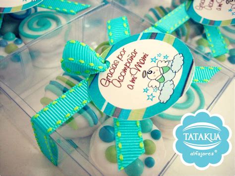 Un recuerdo para baby shower que también se puede hacer es un babero de papel para decorarlo como quieras. Baby shower | Tatakuá Alfajores