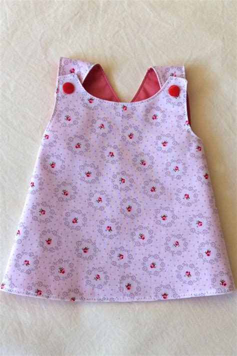 Möchtest einen meiner schnittbögen gerne einmal kennenlernen, dann findest dir hier mein kostenloses probeschnittmuster für eine 32 cm puppe. Puppenkleid -Schwedenloop - RundumdiePuppe.de