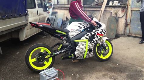 De yamaha r1 turbo kits zijn zeer stealthy en kan gemonteerd worden op een standaard yamaha r1 zonder veranderingen aan te brengen aan het frame of kuip set. Yamaha R1 Turbo first run - YouTube