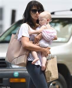 Hilaria Baldwin Spends The Day With Carmen While Alec Appears In Court Daily Mail Online