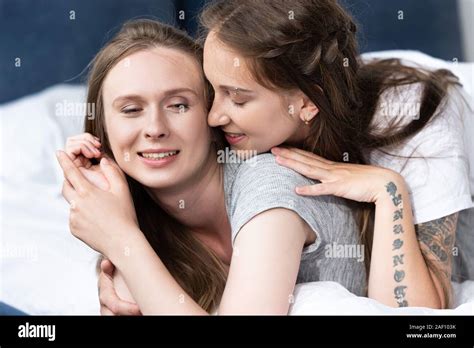 Dos Lesbianas Feliz Abrazando En La Cama En La Mañana Fotografía De
