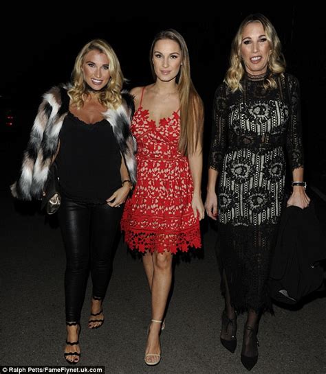 Sam Faiers And Pregnant Sister Billie Glam Up For Essex Night Out With Their Youthful Lookalike