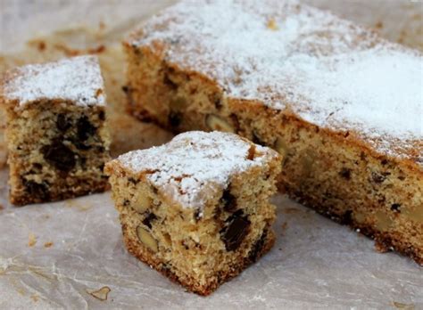 Versate in una tortiera imburrata e infarinata, poi cuocete a 180 gradi forno statico per circa 35 minuti, regolatevi con il vostro forno. Torta al Cioccolato con Ricotta e Noci - La tua Ricetta