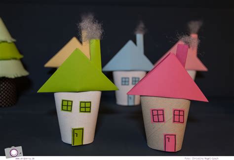 Ein haus aus pappe bietet jedem kind die möglichkeit, darin zu spielen oder sich einmal zurückzuziehen. Haus Basteln Im Kindergarten | Atellens