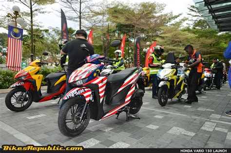 Dan juga yang mengasyikkan adalah vario 150 malaysia ada versi repsolnya loh yang merupakan livery striping andalan honda selama. Boon Siew Honda Launches New Vario 150 - BikesRepublic