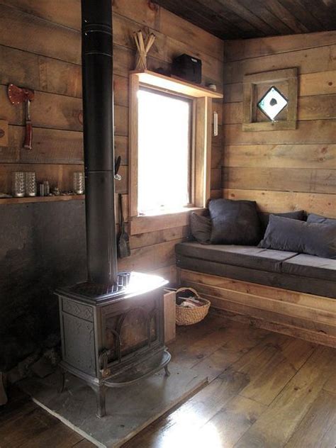 Log cabins are a superb idea to stay close to nature and enjoy rustic beauty. Pin by Che on Blokhut | Cabin living room, Small cabin ...