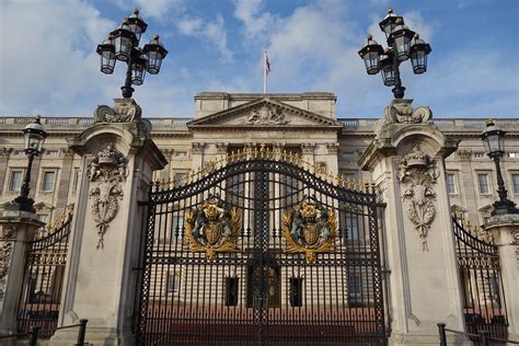 下流英國腔？ 「英式發音」的腔調標準與階級，r for received pronunciation. 【2017英法快閃】【英國。倫敦】白金漢宮，英國皇室的權力中心 - FunTime旅遊比價
