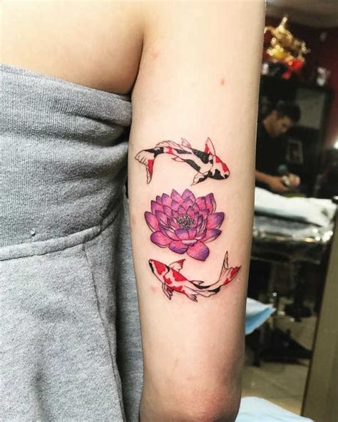 Lotus flowers are bright pink and deep red, however many choose to have them inked in grayscale if pink or red is not appropriate. Lotus tattoo: betekenis en 50x tattoo-inspiratie