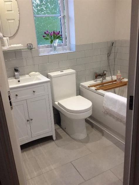 We all know that when it comes to small spaces, the white color is the best choice. #VPShareYourStyle The white Camberley unit & basin looks ...