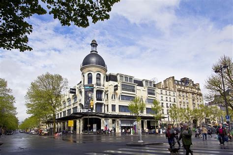 Il est également considéré comme l'un des plus huppés de l'arrondissement, avec son voisin, le quartier de la plaine monceau. Studio for rent Avenue des Ternes, Paris | Ref 12188