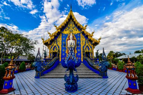 Day visitors / alms round. วัดร่องเสื้อเต้น - #travelislife