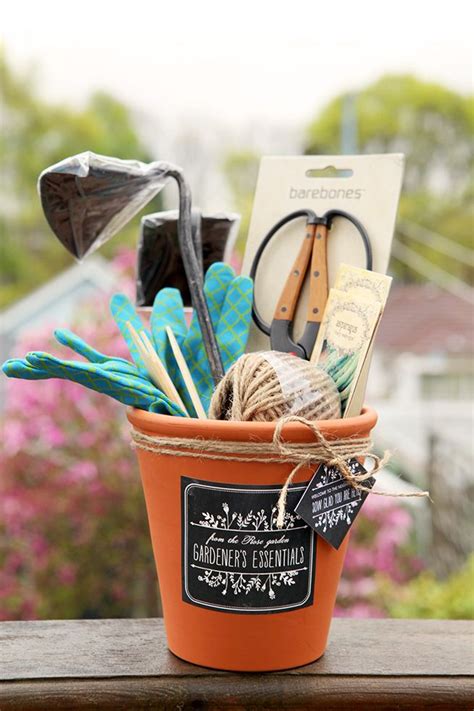 2nd trimester mother to be gift ideas. Gardening Gift Set | Diy mothers day gifts, Homemade ...