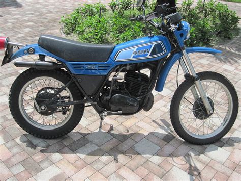 Yamaha brochure it250 it250h 1981 enduro sales catalog repro. 1977 Yamaha DT 250